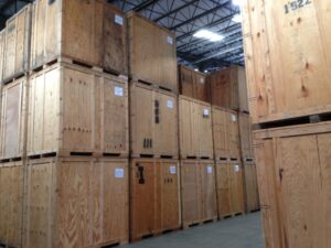 Storage unit with crates